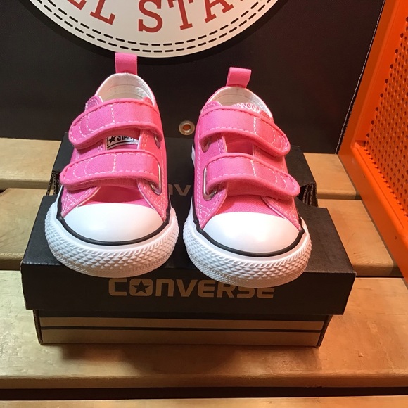 Converse Chuck Taylor Toddler 2V Low Top in Pink - Picture 2 of 5